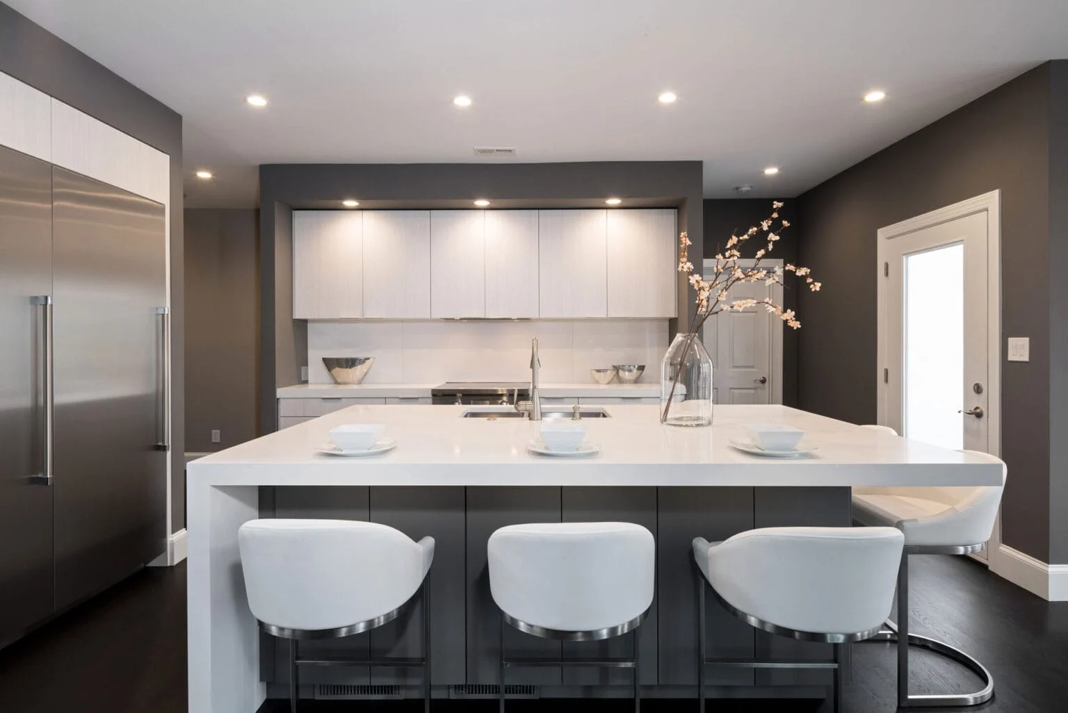 Sleek modern kitchen design by Turan Designs